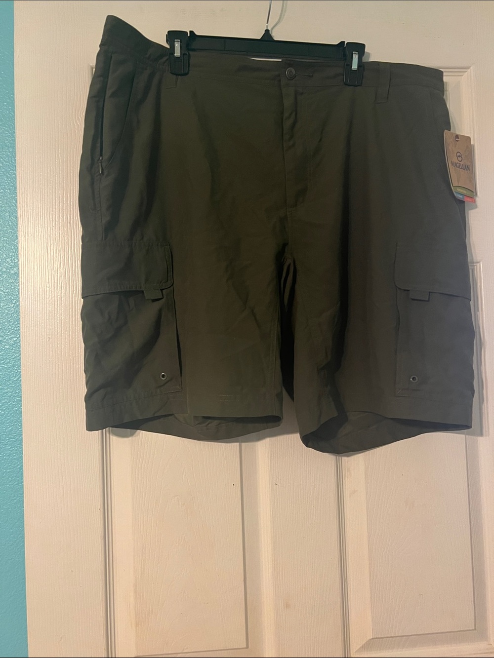 Magellan Outdoors Olive Green Cargo Shorts. Size 42. NWT!